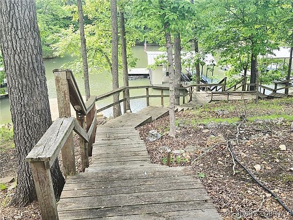 Left Side of Horseshoe Steps to Lake