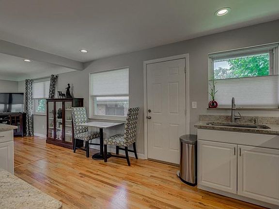 5th image of 8469 Deerway Dr