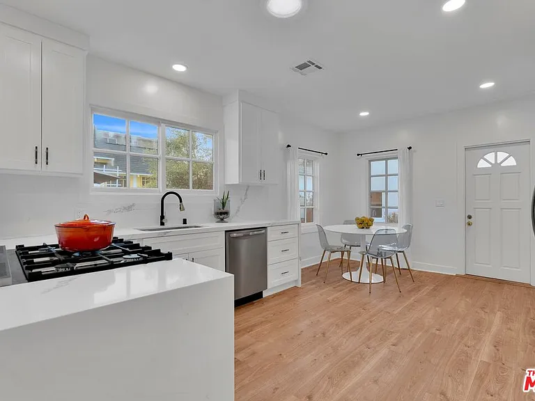 653 W Knoll Dr — Photo 13