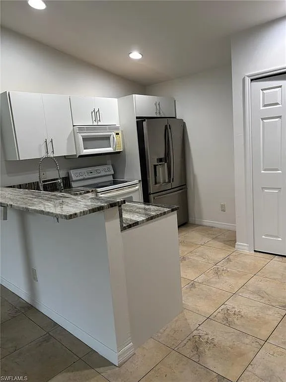 3 bed, 2.0 bath, 2320 sqft, $1,400 — Photo 3