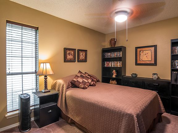 4th image of 703 Robin Ln