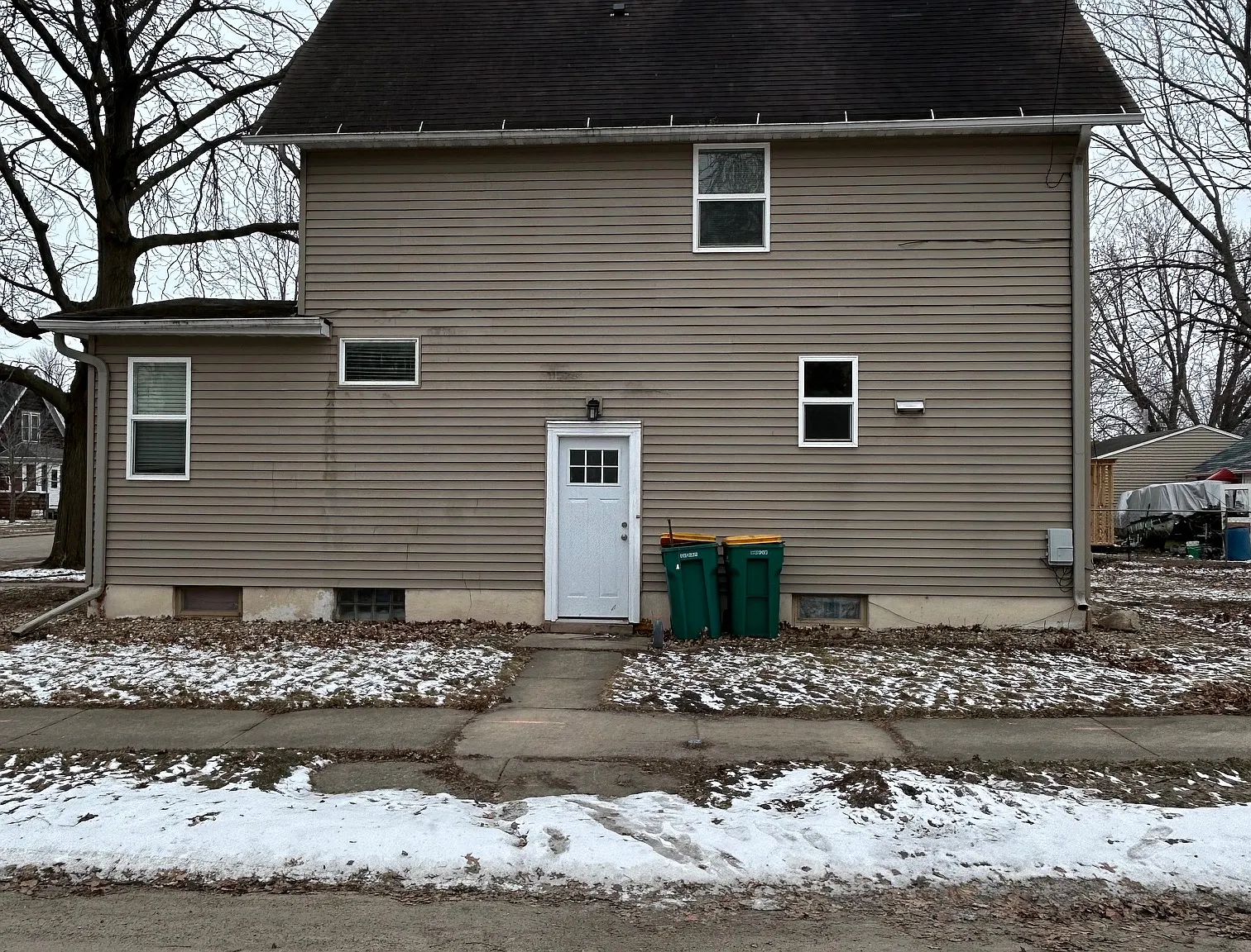 3 bed, 1800 sqft, $1,300 — Photo 2