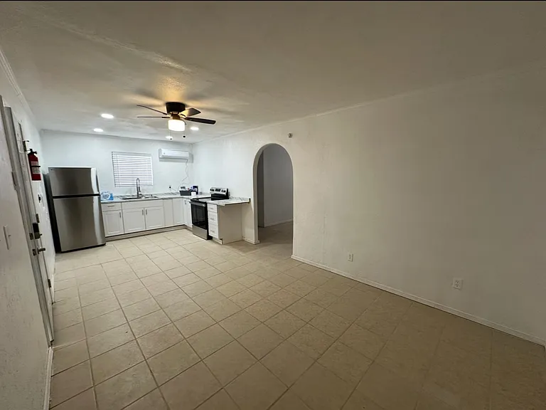 2506 Stanford Ave #B — Photo 2