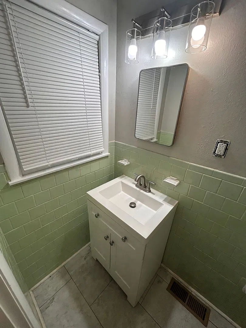 3BR- 1.5BA house with large yard- with move in special to get cash off rent! — Photo 4