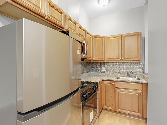 2nd image of 1726 N Sedgwick St APT 1R
