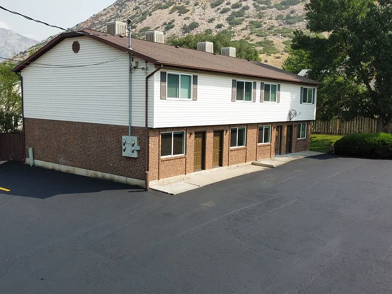 870 N Jackson Ave — Photo 2
