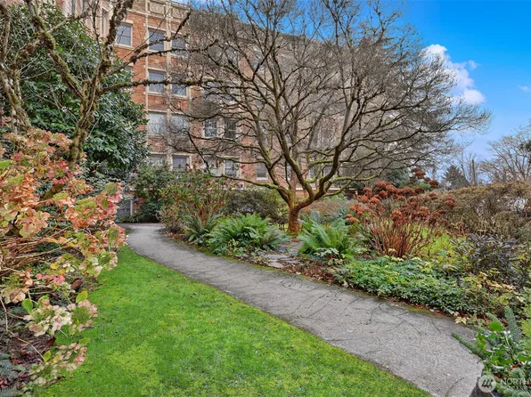 5810 Cowen Place NE #202, Seattle, WA 98105