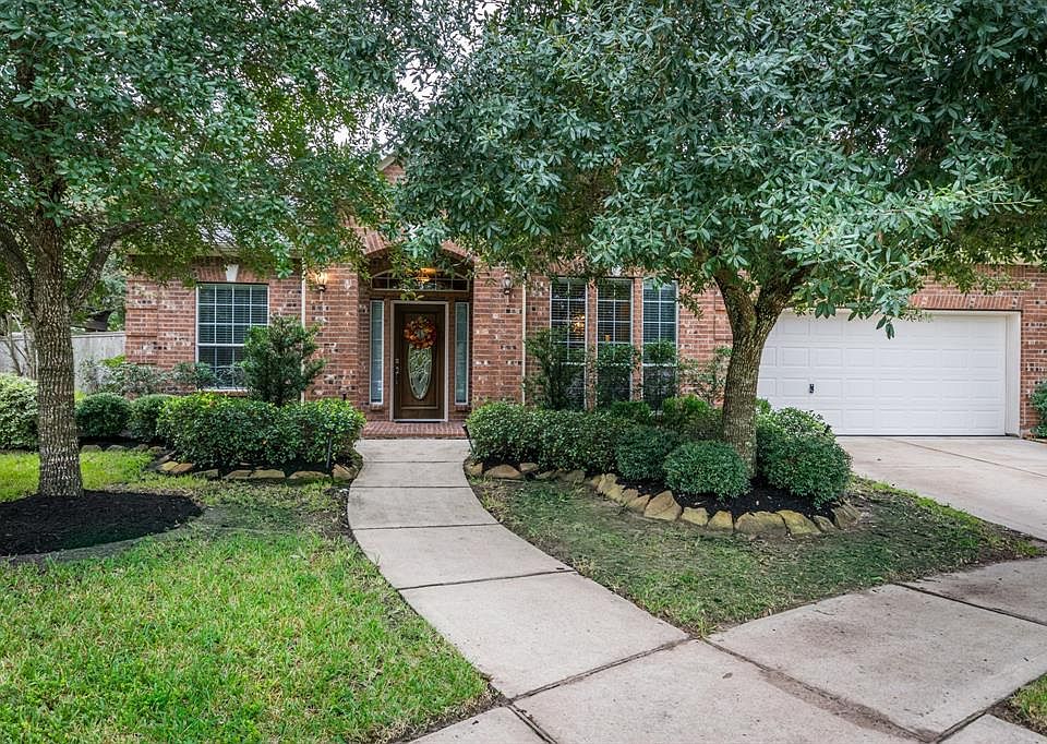 Welcome !! Beautiful Newmark one story in the gated Lakes at Gleannloch Farms.
