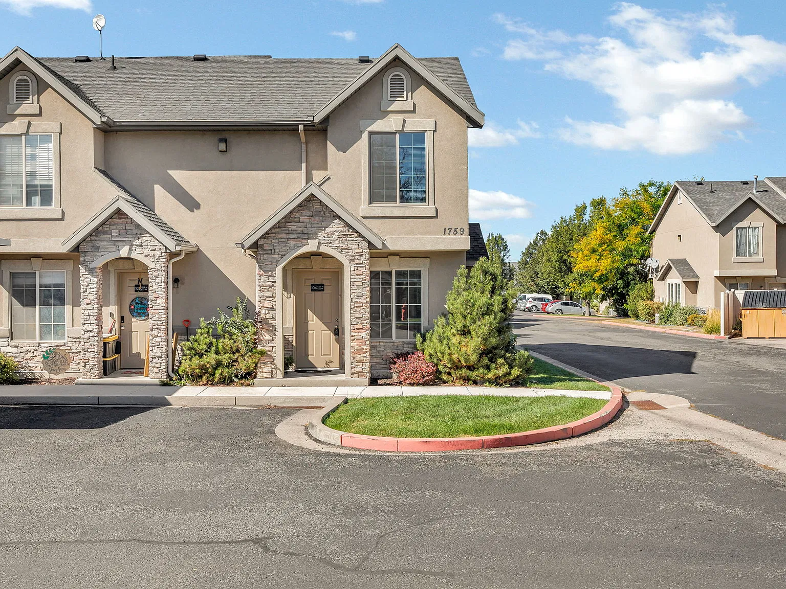 2 bed, 1.5 bath, 1099 sqft, $1,400 — Photo 1