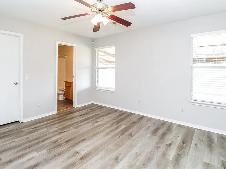 1101 Edinburg Dr — Photo 8