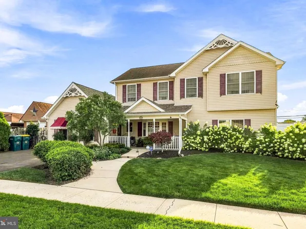 27 Peachtree Ln, Levittown, PA 19054