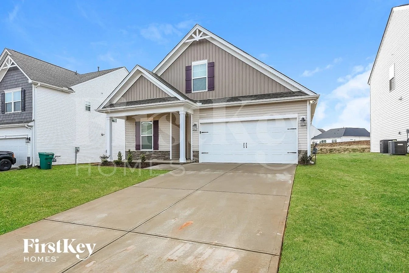 4 bed, 3.0 bath, 2025 sqft, $2,200 — Photo 2