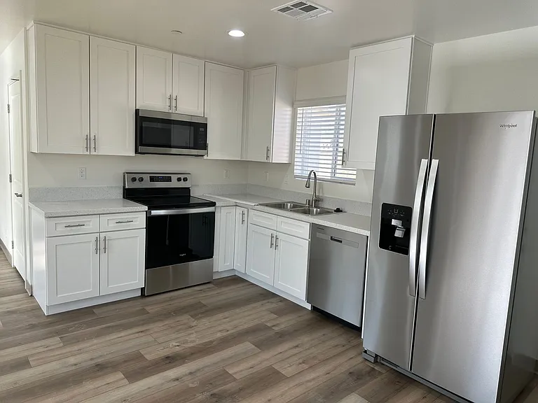 927 W Franklin Ave #B — Photo 5
