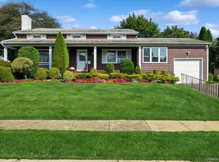 91 Harbor Ln, Massapequa Park, NY 11762