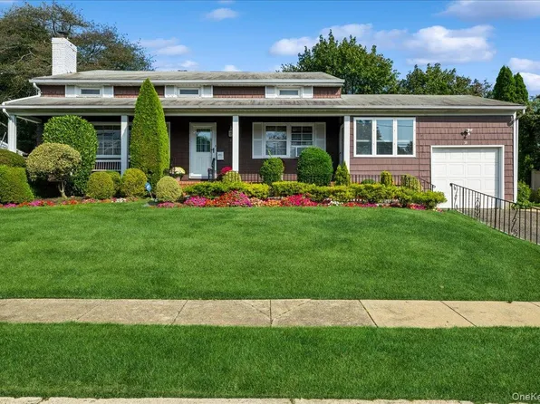 91 Harbor Lane, Massapequa Park, NY 11762