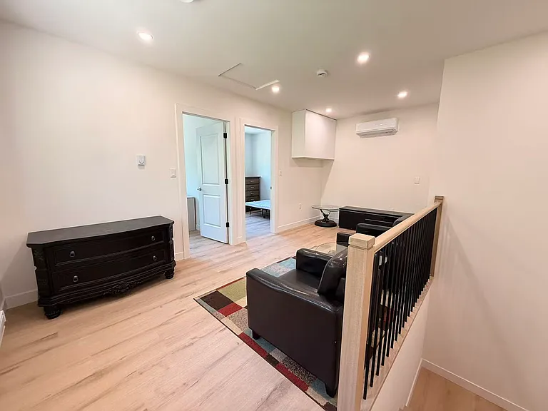 4750 Barker Cres — Photo 8