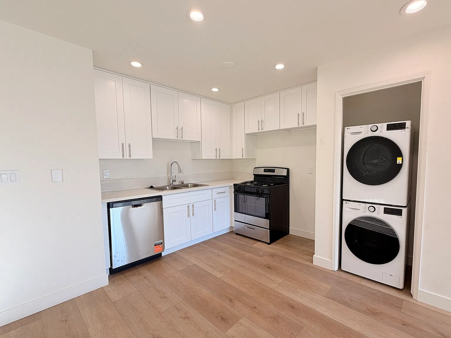 405 Ivy St — Photo 3