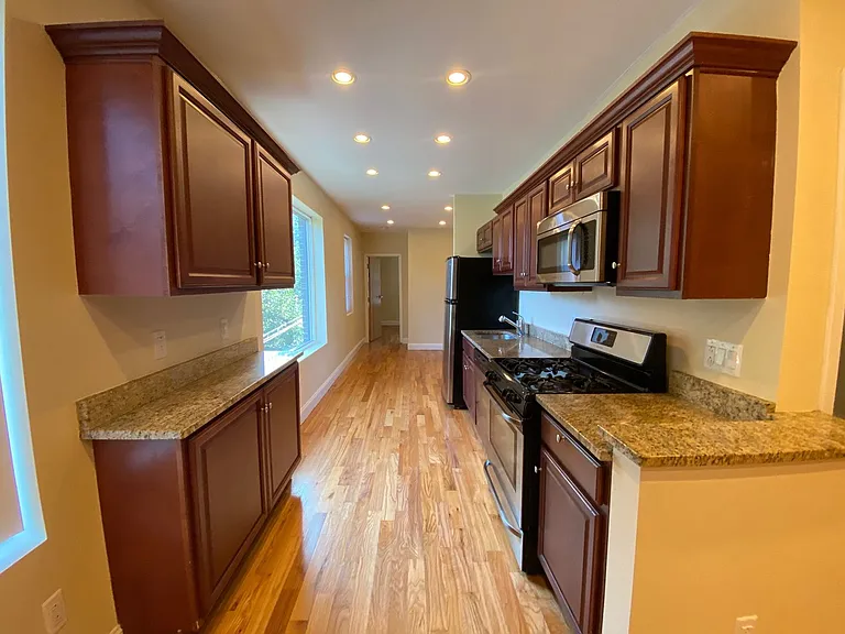 555 Winchester Ave — Photo 3