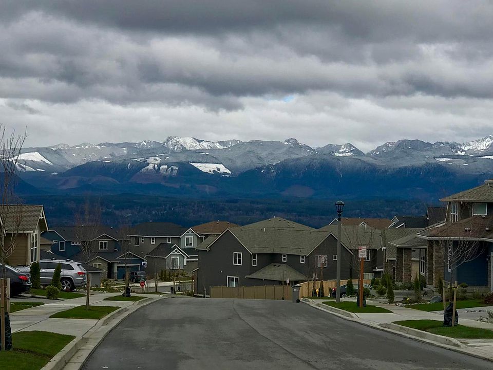 Breathtaking neighbood views of the nearby Cascade mountains