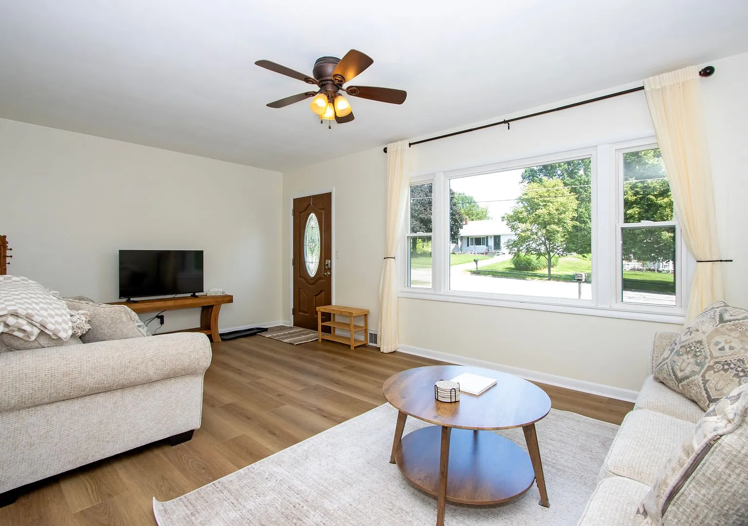 Three bedroom home — Photo 3