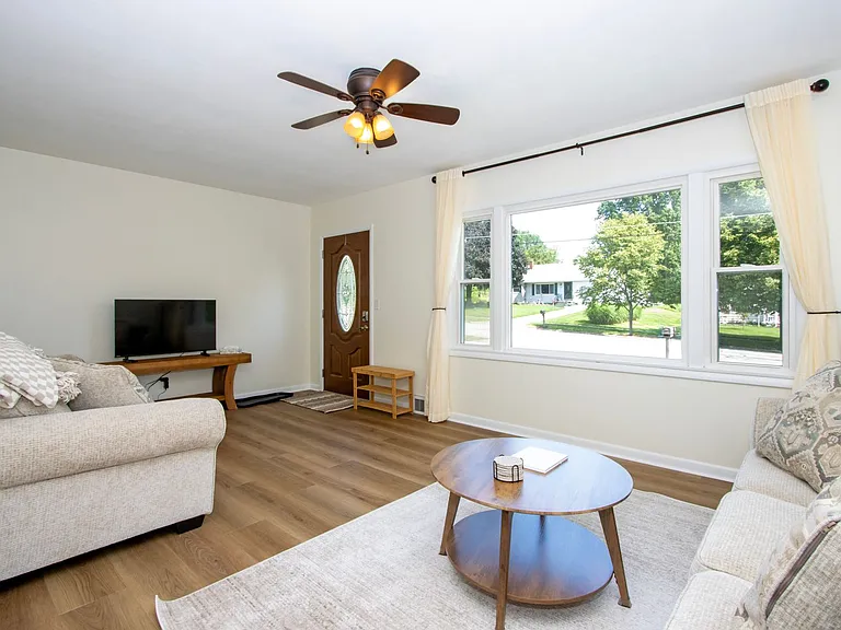 1720 W Hill Dr — Photo 3
