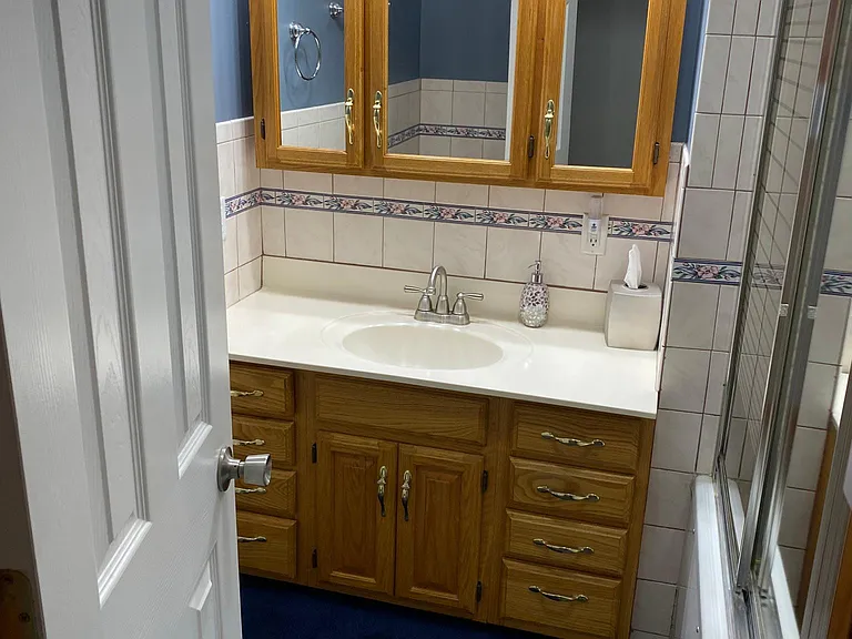 Full Bathroom off main hallway