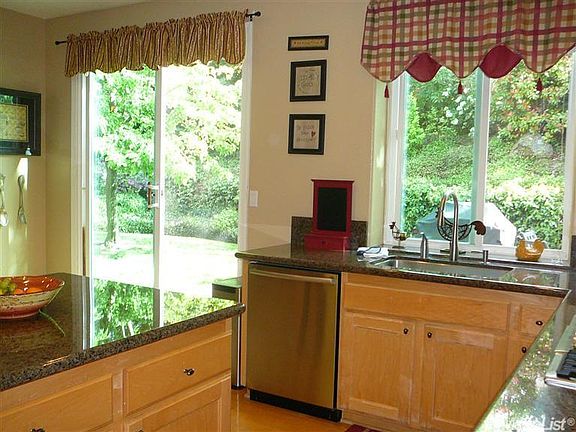 3rd image of 984 Palmer Cir