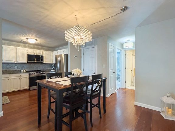 3rd image of 26 Hobart Ln