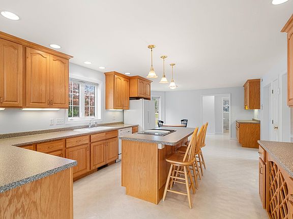 5th image of 15 Bunker Hill Drive