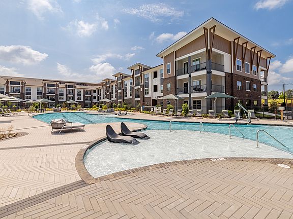 Relaxing Saltwater Pool with Wi-Fi, Sun Shelves & Grill Areas