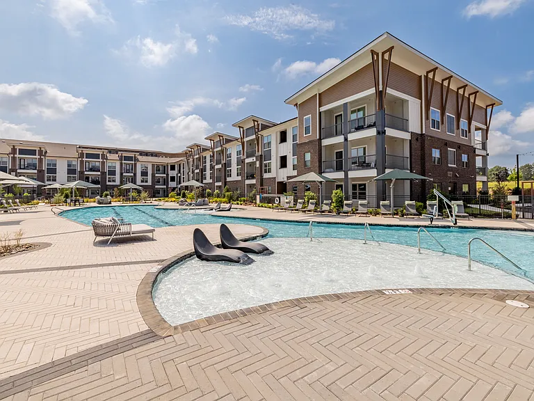 Relaxing Saltwater Pool with Wi-Fi, Sun Shelves & Grill Areas