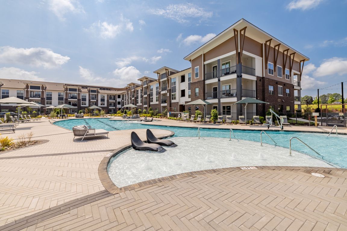 Relaxing Saltwater Pool with Wi-Fi, Sun Shelves & Grill Areas