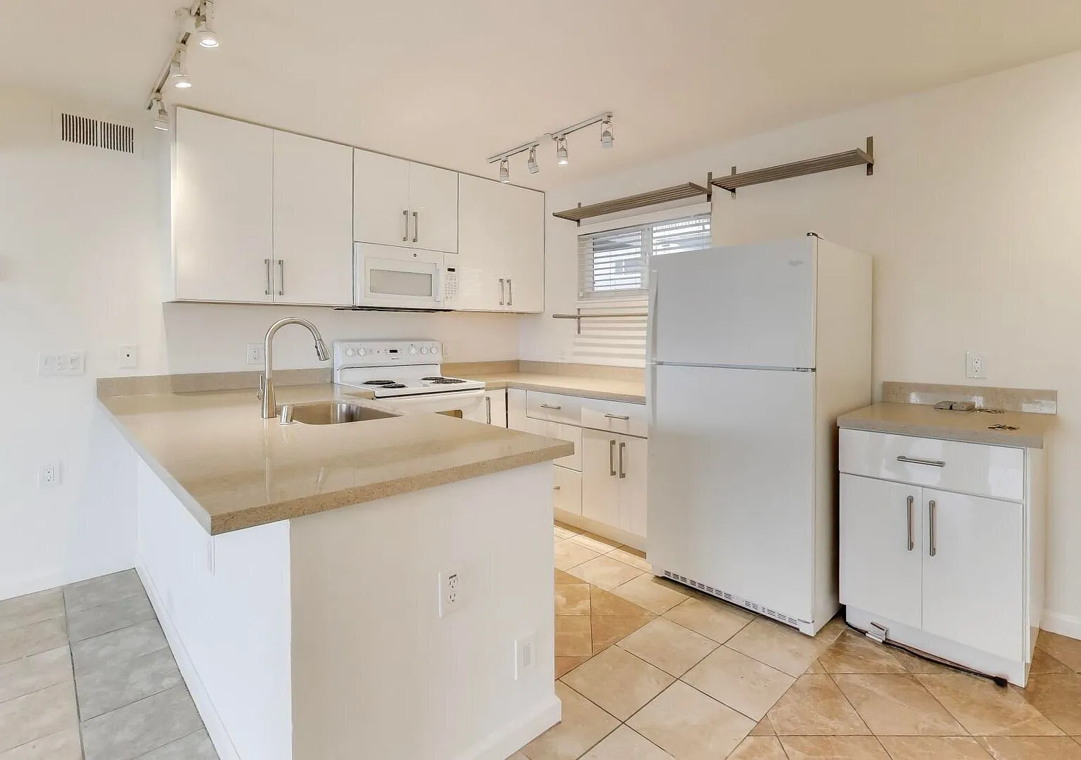 1701 Shoreline Drive — Photo 3