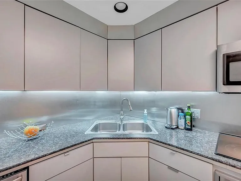 1 Beach Dr SE #1309 — Photo 10