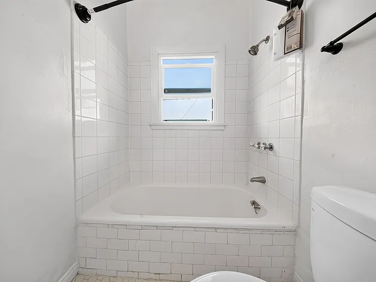1002 N Sweetzer Ave — Photo 14