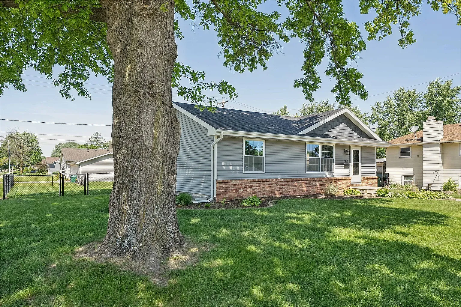 3 bed, 881 sqft, $1,900 — Photo 2