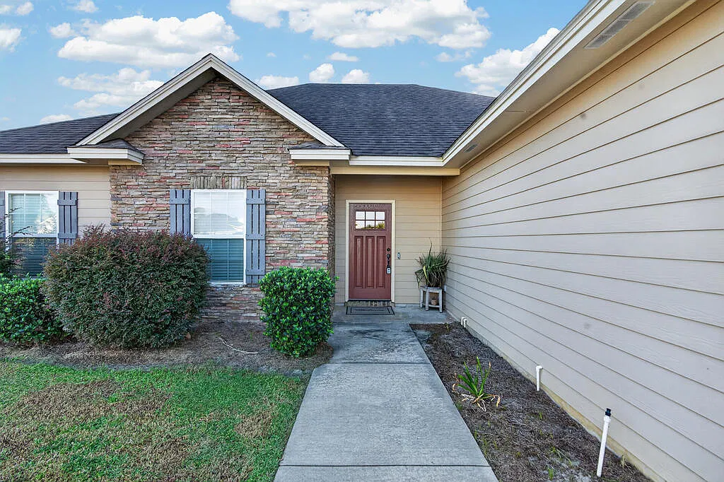 4 bed, 2.0 bath, 1635 sqft, $1,895 — Photo 2