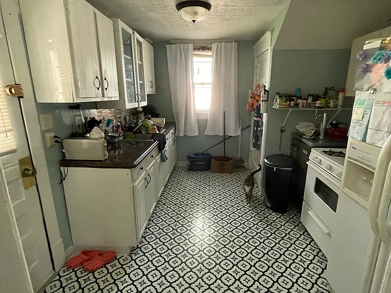 2235 Holdrege St — Photo 7