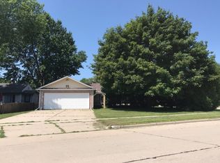 952 Circle Dr, Manitowoc, WI 54220