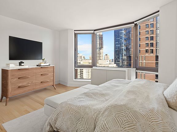 5th image of 300 E 64th St APT 26B