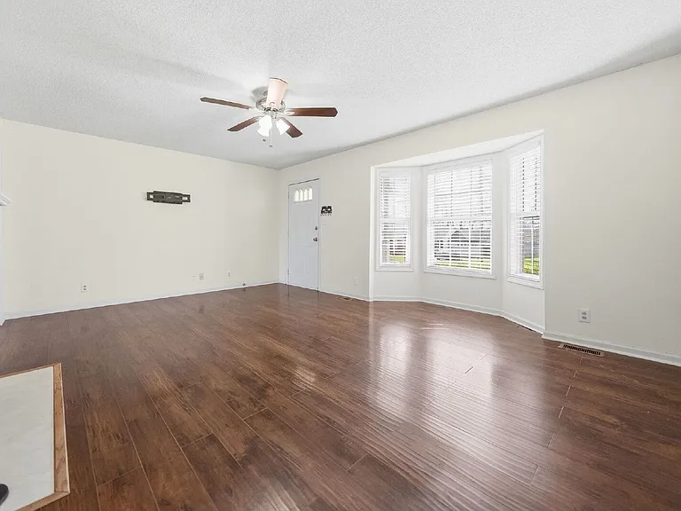 1361 Jenny Ln — Photo 3