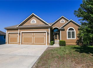 108 N Westglen Dr, Raymore, MO 64083