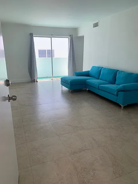 2000 Biarritz Dr — Photo 2