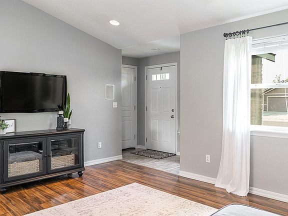 3rd image of 5621 Westport Ln