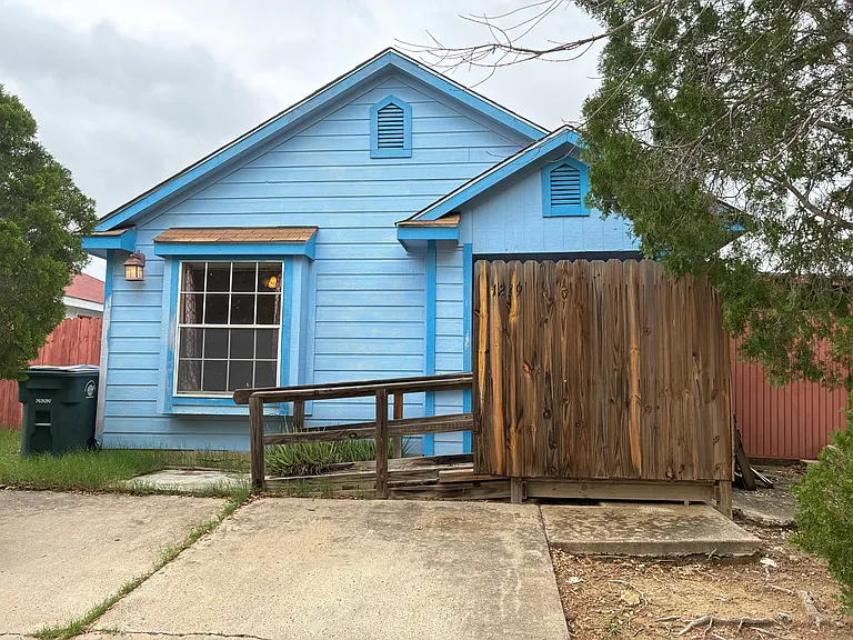 1219 Truman Ln — Photo 1