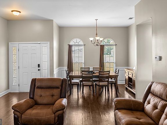 3rd image of 245 Stonebrook Way