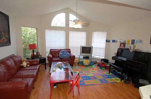 4th image of 1303 Red Deer Way