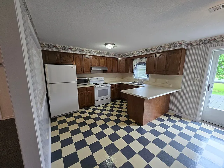 275 Emerald Rd #1 — Photo 5