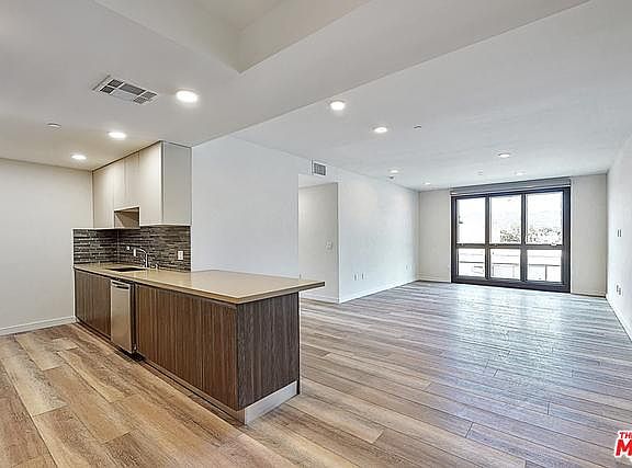 2nd image of 1070 S Bedford St #405