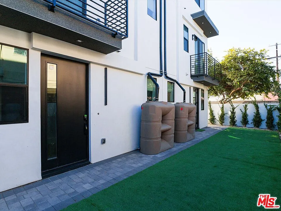 3 bed, 3.0 bath, 1400 sqft, $4,695 — Photo 3